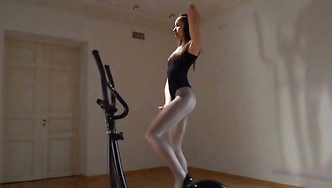 Sexy blonde gets creampie for