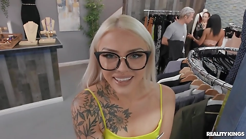 Hawt black girl takes off her decor