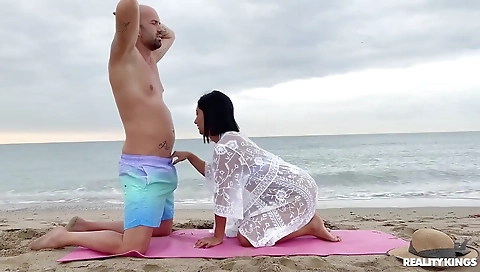 Sexy milf wants to be a-crotia turns's big dick