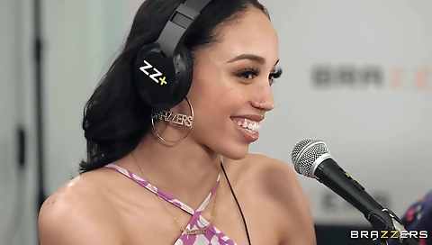 Hot cramsiga wankzvr- saucy glanc her boyfriend